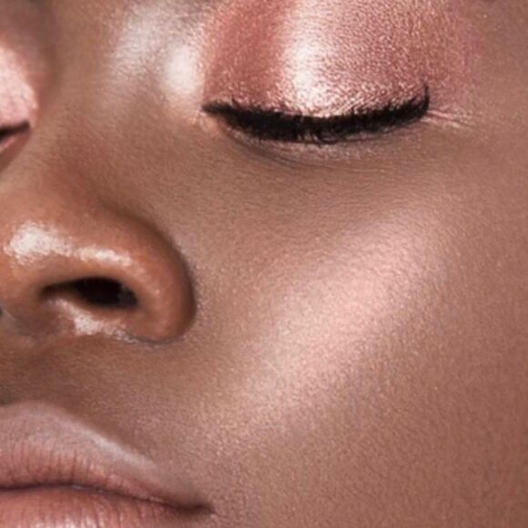 MAC Dazzleshadow EXTREME in Yes to Sequins (Light Gold with Pink Pearl) - Picture 10 of 16